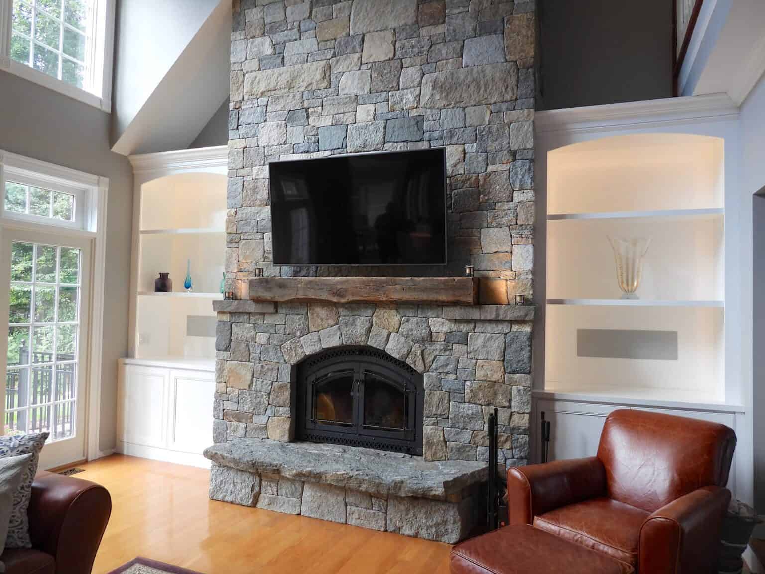 27 Modern Stone Veneer Fireplace Ideas - Stoneyard®