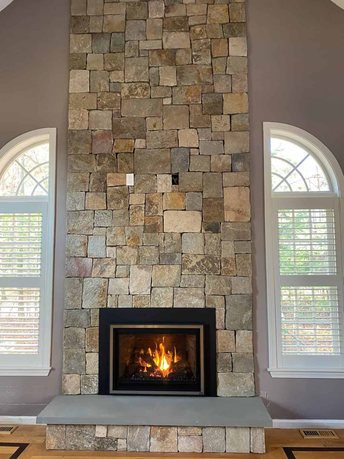 27 Modern Stone Veneer Fireplace Ideas - Stoneyard®