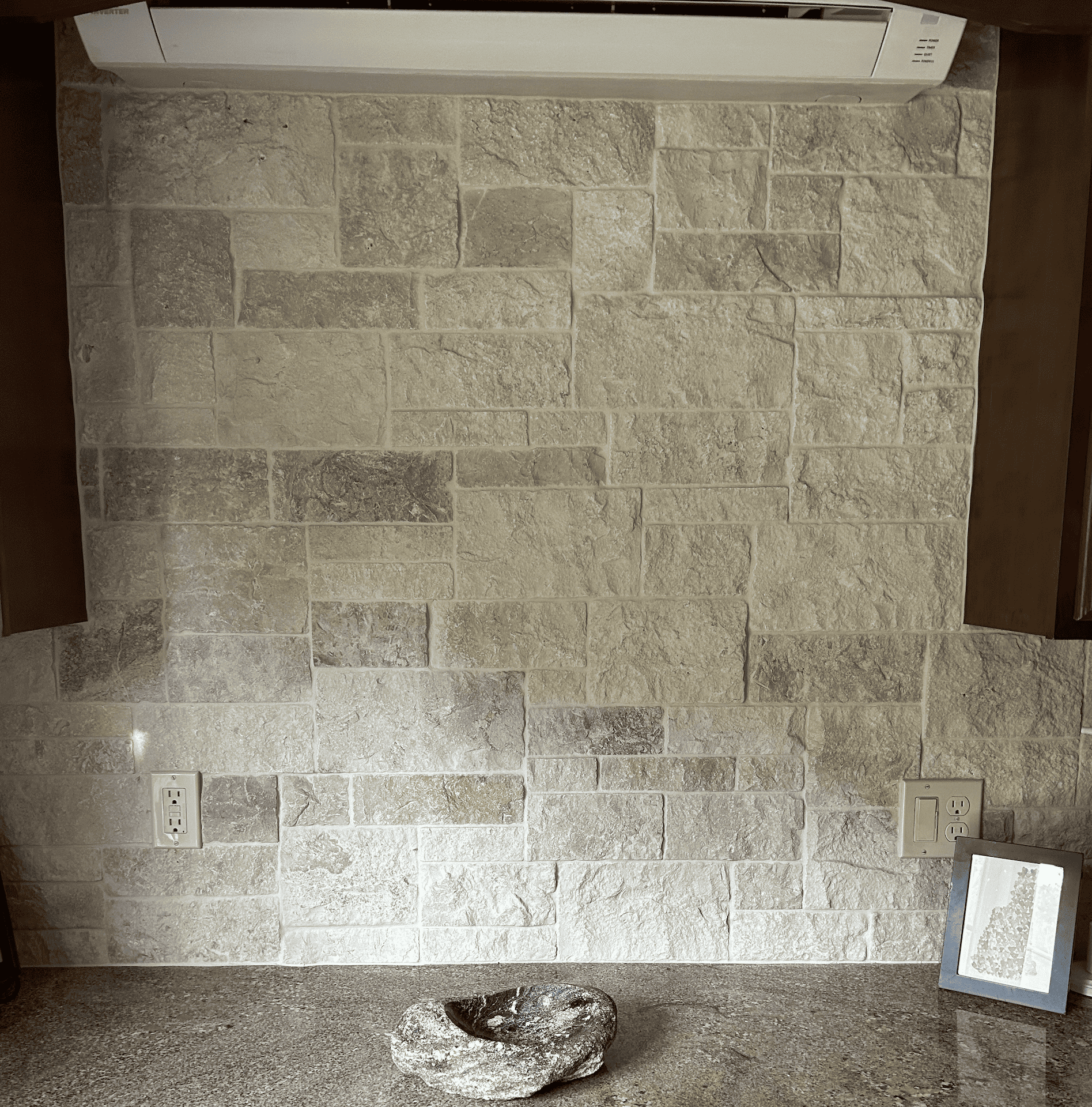 Cottage cut travertine stone veneer with antique white pointing mortar