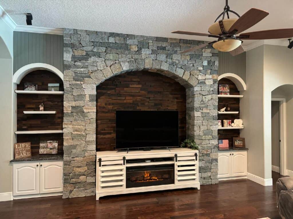 Accent Wall in FL Home - Boston Blend Ashlar and Greenwich Gray Ashlar