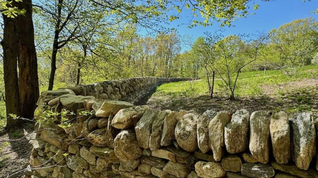 Standing Stone Walls with Boston Blend Wallstone