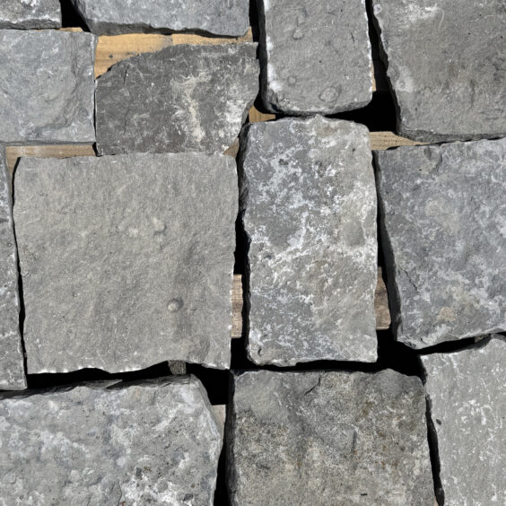 VTWRAR Aspen Ridge Sq & Rec Close up 3 Aspen Ridge Sq & Rec thin veneer limestone third close-up showing large square limestone pieces with natural split face texture in cool grey