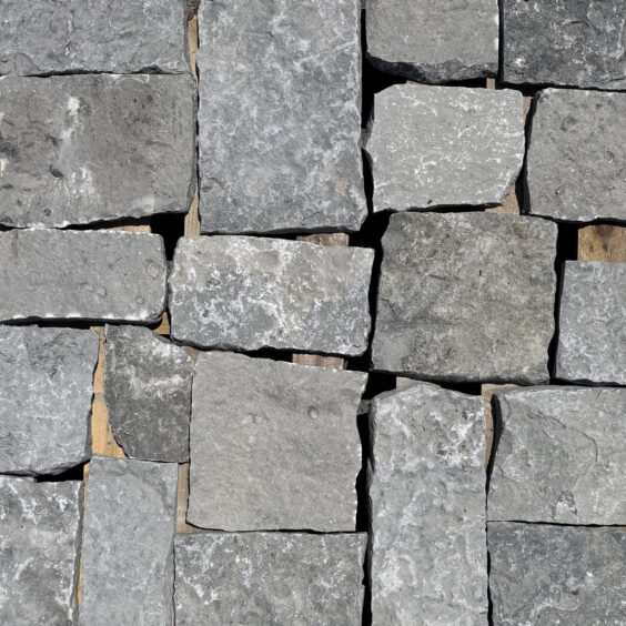 VTWRAR Aspen Ridge Sq & Rec Close up Aspen Ridge Sq & Rec thin veneer limestone close-up showing large square and rectangular pieces in cool grey tones with natural split faces